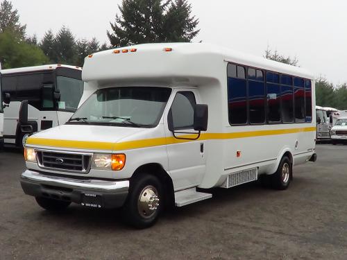 Used 2005 Ford Eldorado Non-CDL Lift Bus