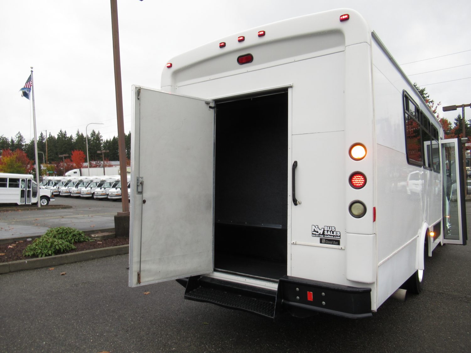 2007 Chevrolet Glaval 21 RL Shuttle Bus for Sale - S24253 - Image 10