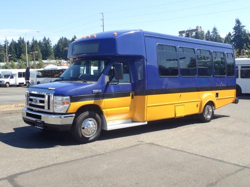 2009 Ford Goshen 19 Passenger Shuttle w/ Lift - S06381