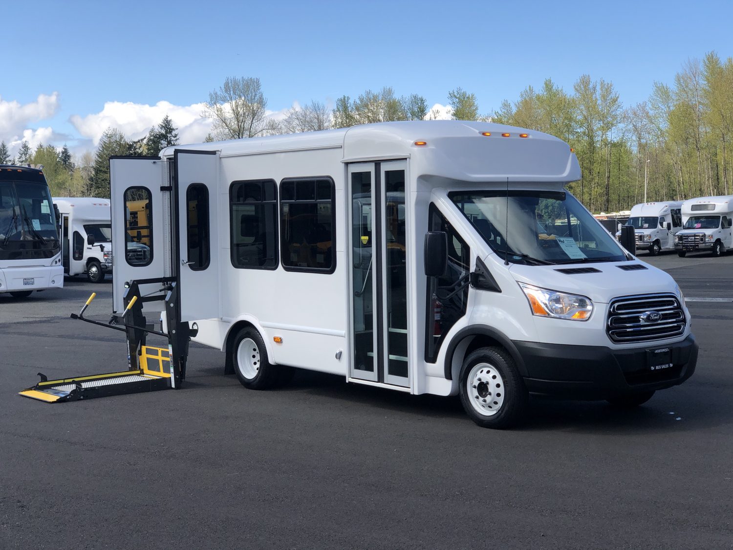 2019 Ford Starcraft Starlite 8 Passenger + 2 Wheelchairs Shuttle Bus - S31739