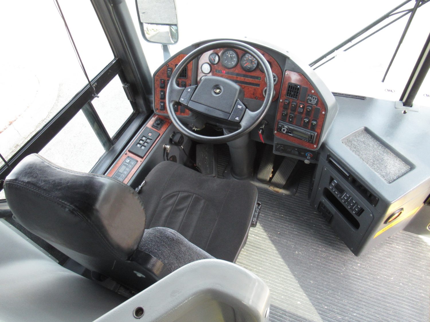 2003 MCI F3500 36 Passenger Coach Bus - C90156 - Image 5