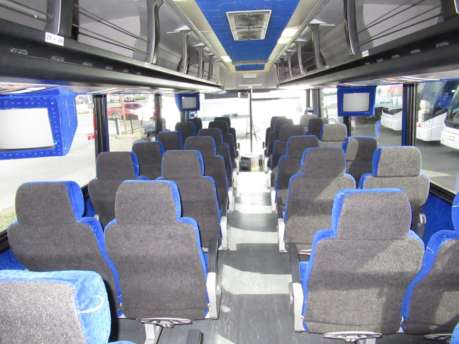 2003 MCI F3500 36 Passenger Coach Bus - C90156 - Image 9