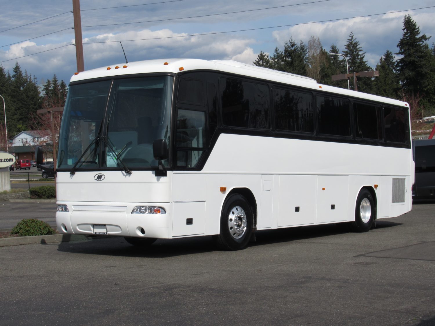 2003 MCI F3500 36 Passenger Coach Bus - C90156 - Image 2