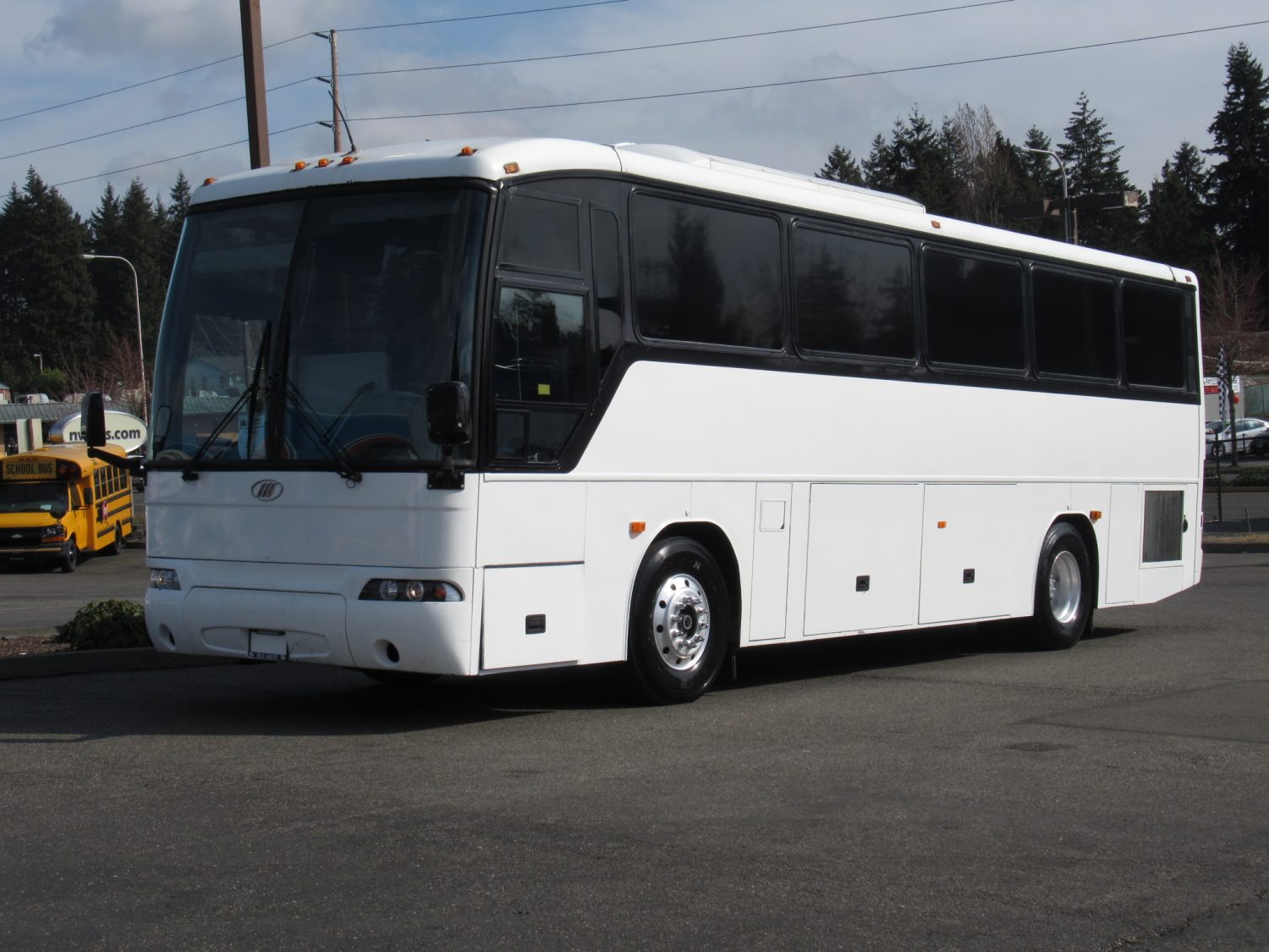 2003 MCI F3500 36 Passenger Coach Bus - C90142 - Image 2