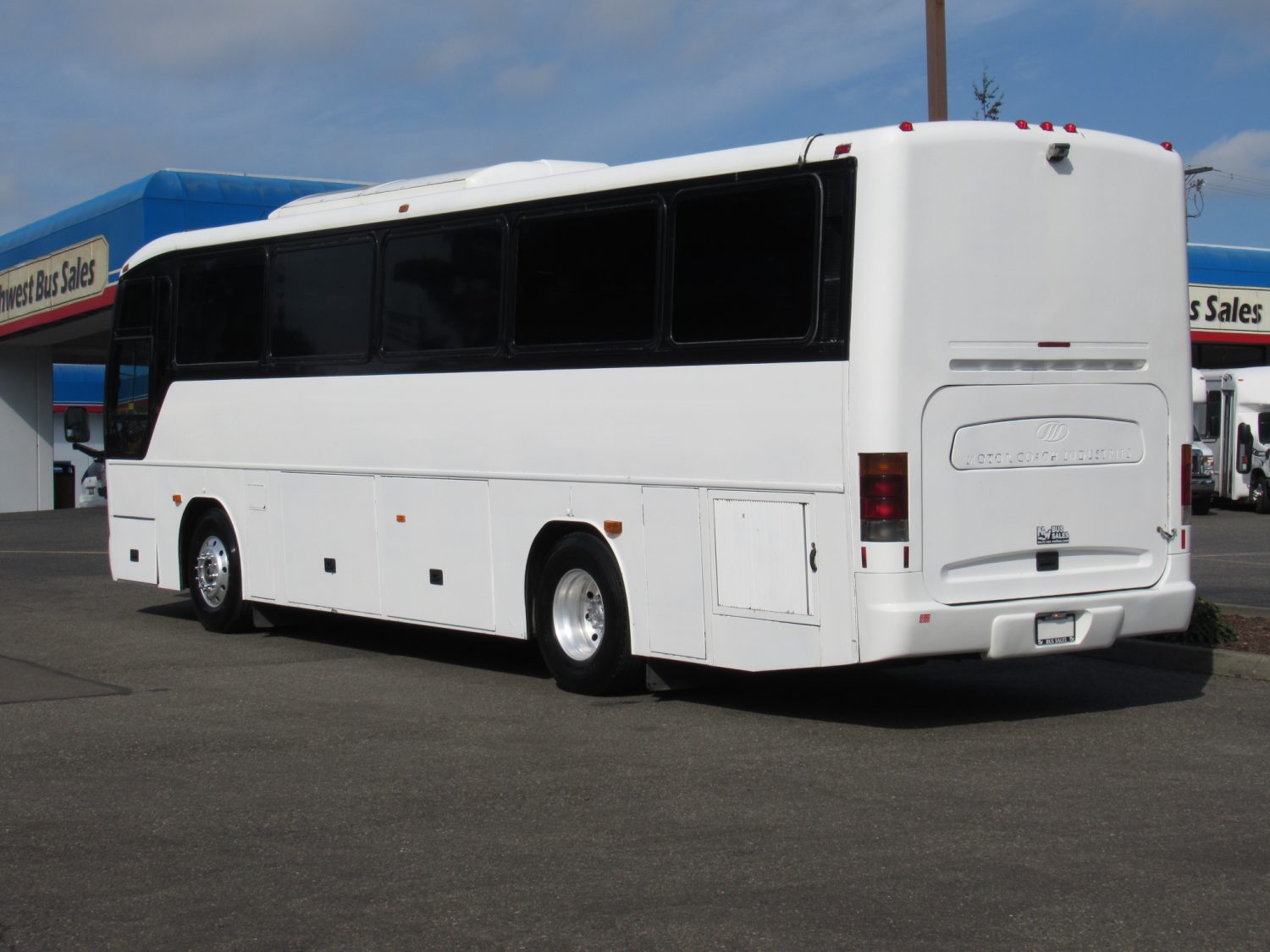 2003 MCI F3500 36 Passenger Coach Bus - C90142 - Image 4