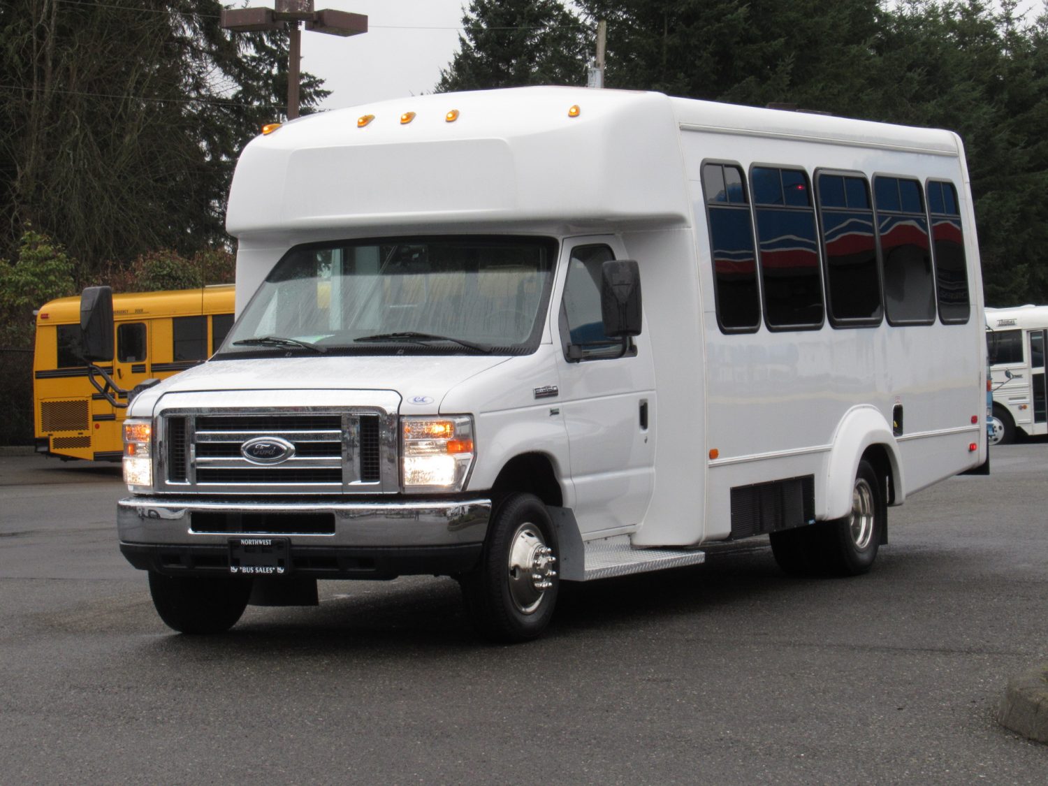 2011 Ford Elkhart 12 Passenger + 2 Wheelchair Shuttle Bus - S07189 - Image 2