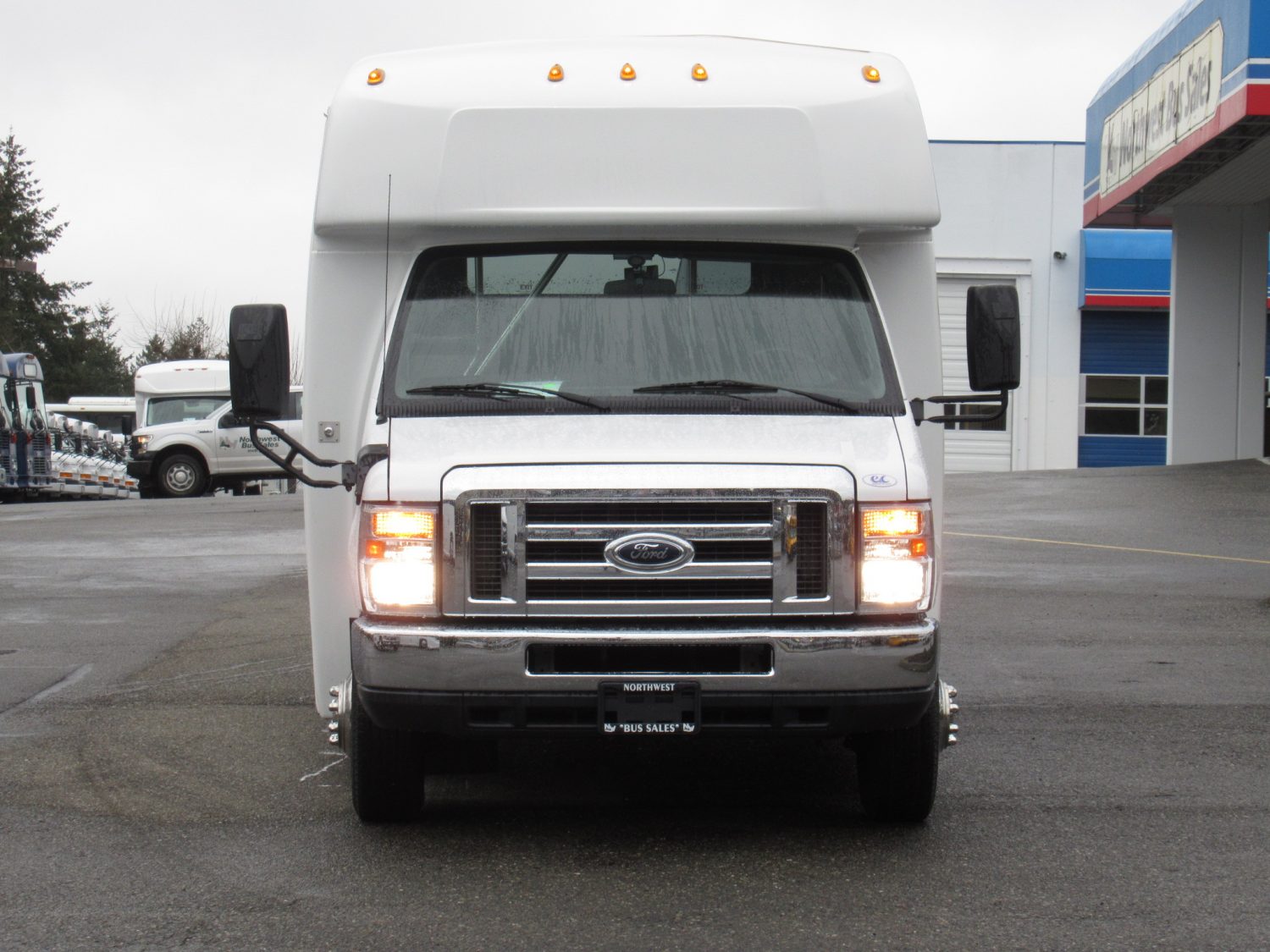 2011 Ford Elkhart 12 Passenger + 2 Wheelchair Shuttle Bus - S07189 - Image 12