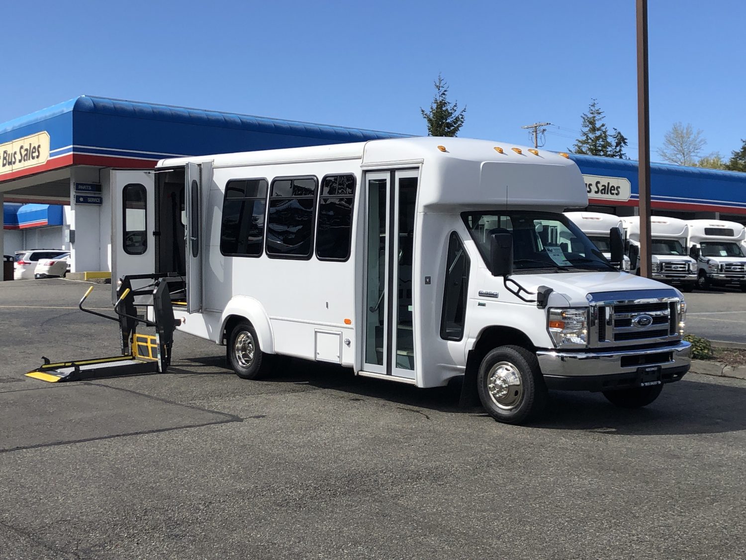 2011 Ford Elkhart 12 Passenger + 2 Wheelchair Shuttle Bus - S07189