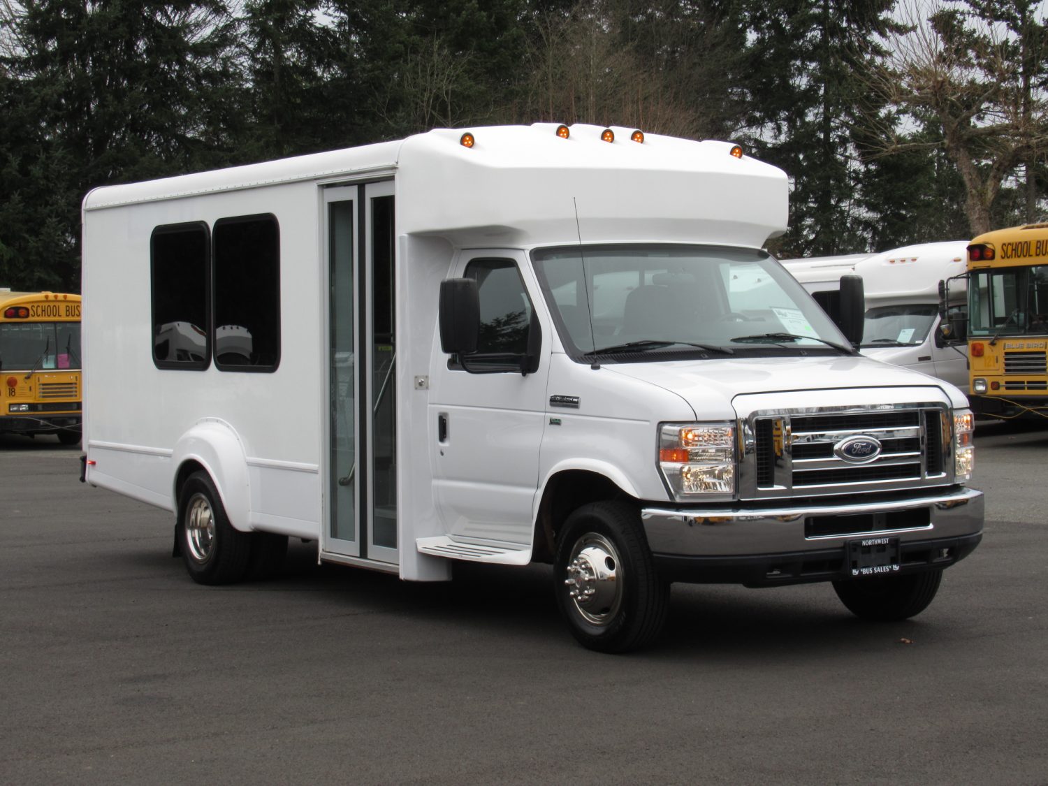 2014 Ford Goshen 14 Passenger + Rear Luggage Shuttle Bus - S17770