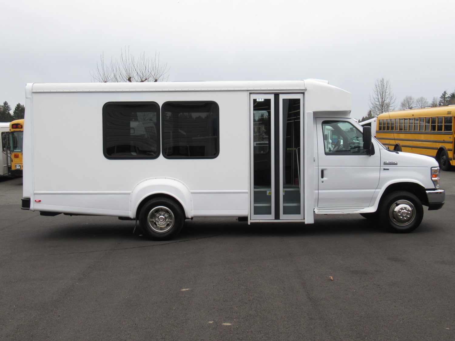 2014 Ford Goshen 14 Passenger + Rear Luggage Shuttle Bus - S17770 - Image 10