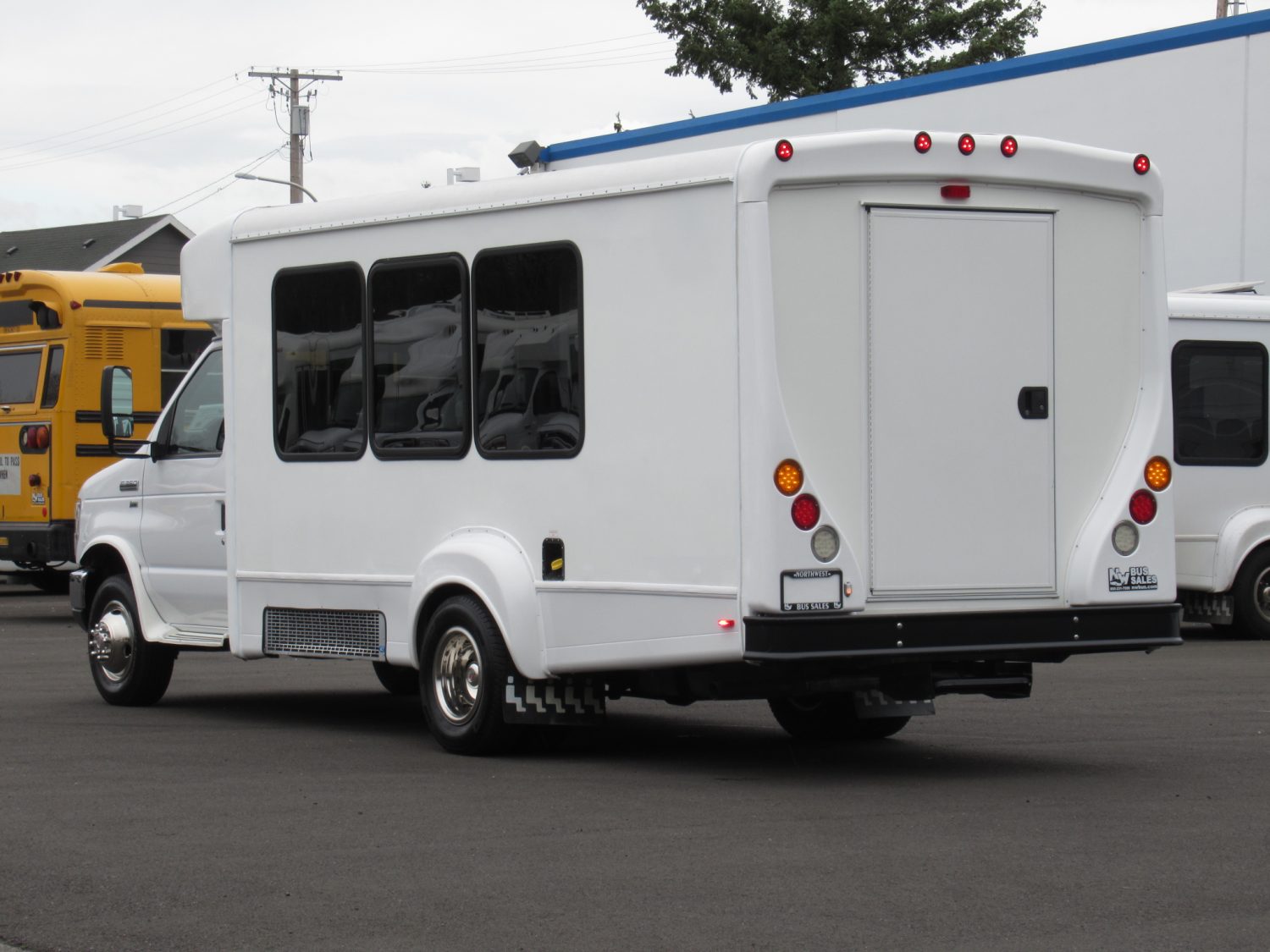 2014 Ford Goshen 14 Passenger + Rear Luggage Shuttle Bus - S17770 - Image 4