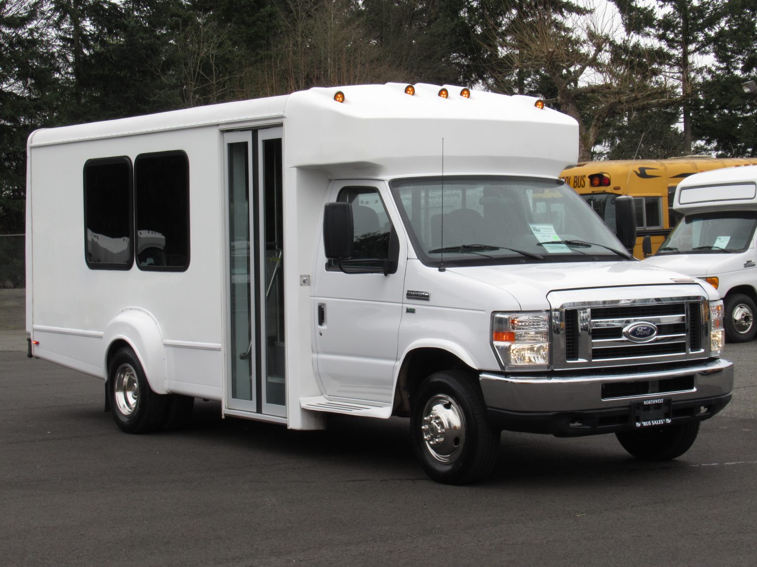 2014 Ford Goshen 14 Passenger + Rear Luggage Shuttle Bus - S17767