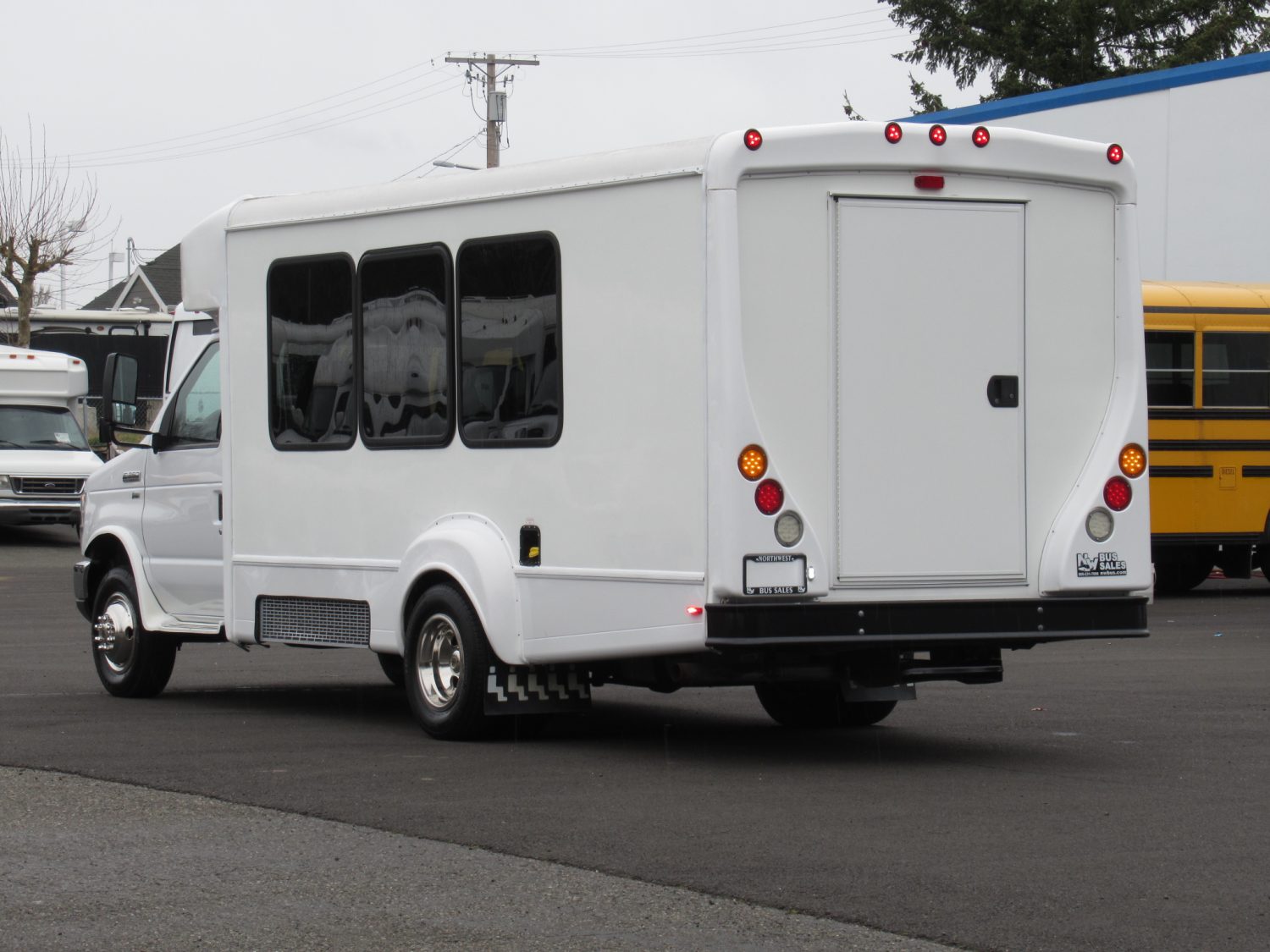 2014 Ford Goshen 14 Passenger + Rear Luggage Shuttle Bus - S17767 - Image 4