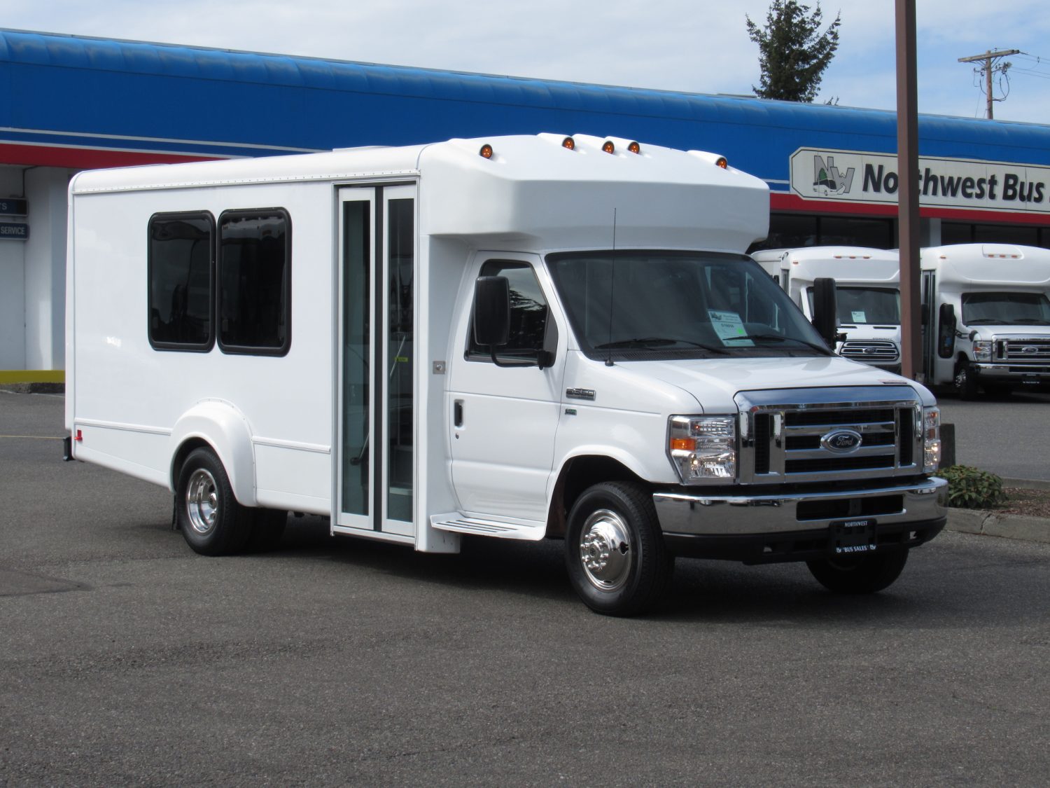 2016 Ford Goshen 14 Passenger + Rear Luggage Shuttle Bus - S19056