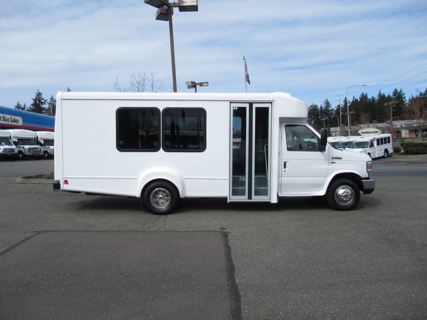 2016 Ford Goshen 14 Passenger + Rear Luggage Shuttle Bus - S19056 - Image 12