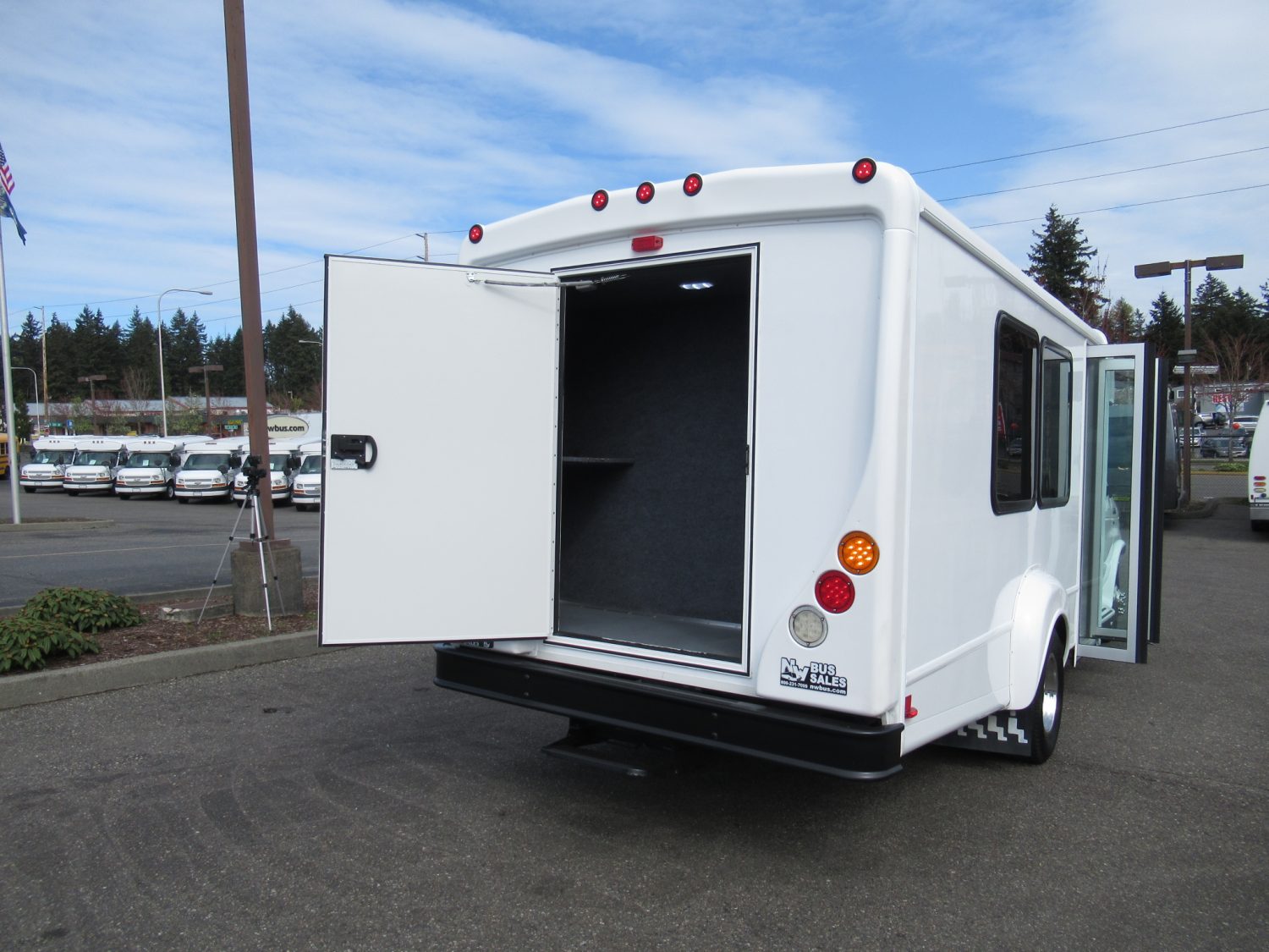 2016 Ford Goshen 14 Passenger + Rear Luggage Shuttle Bus - S19056 - Image 10