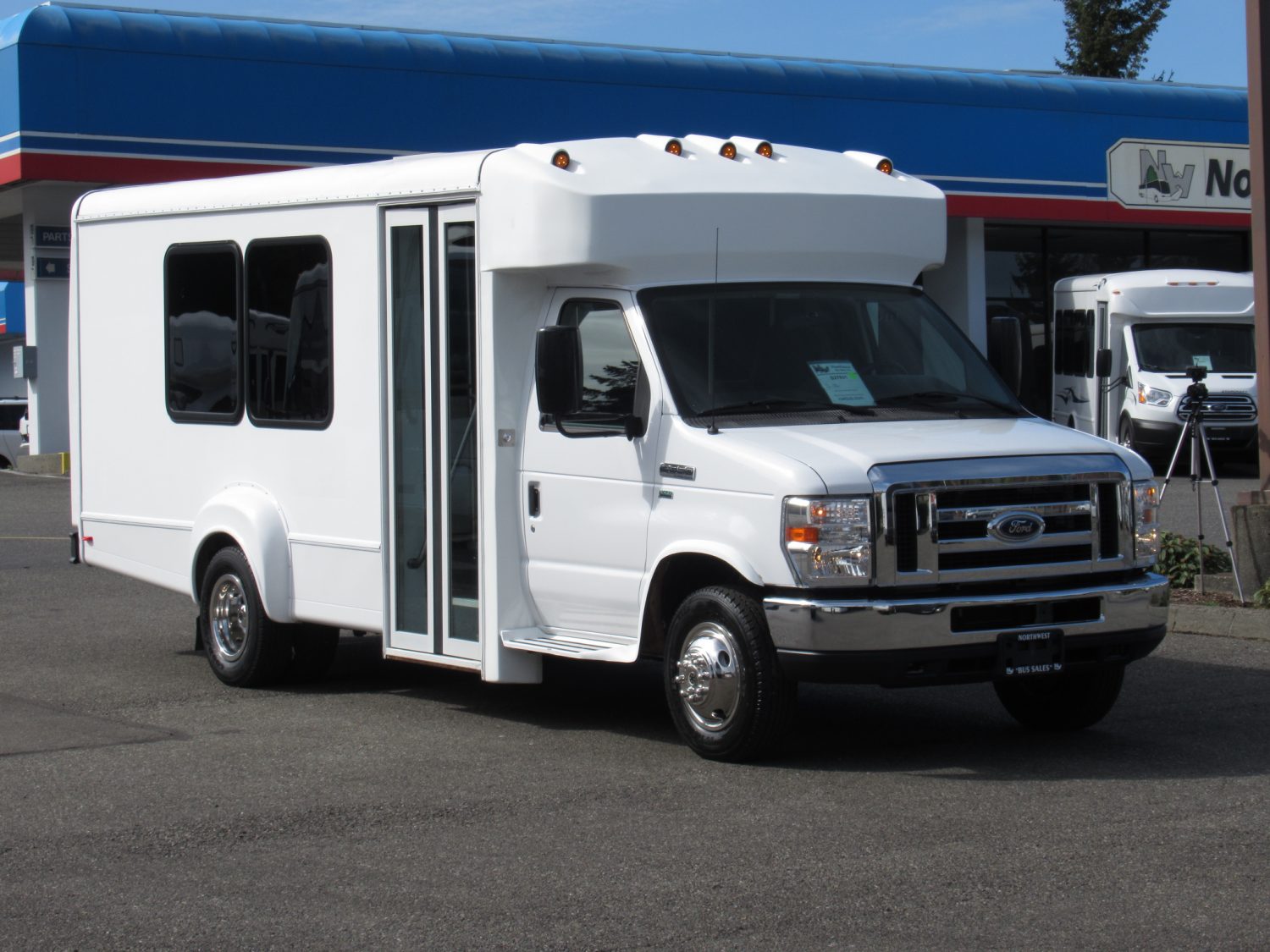 2015 Ford Goshen 14 Passenger + Rear Luggage Shuttle Bus - S27831