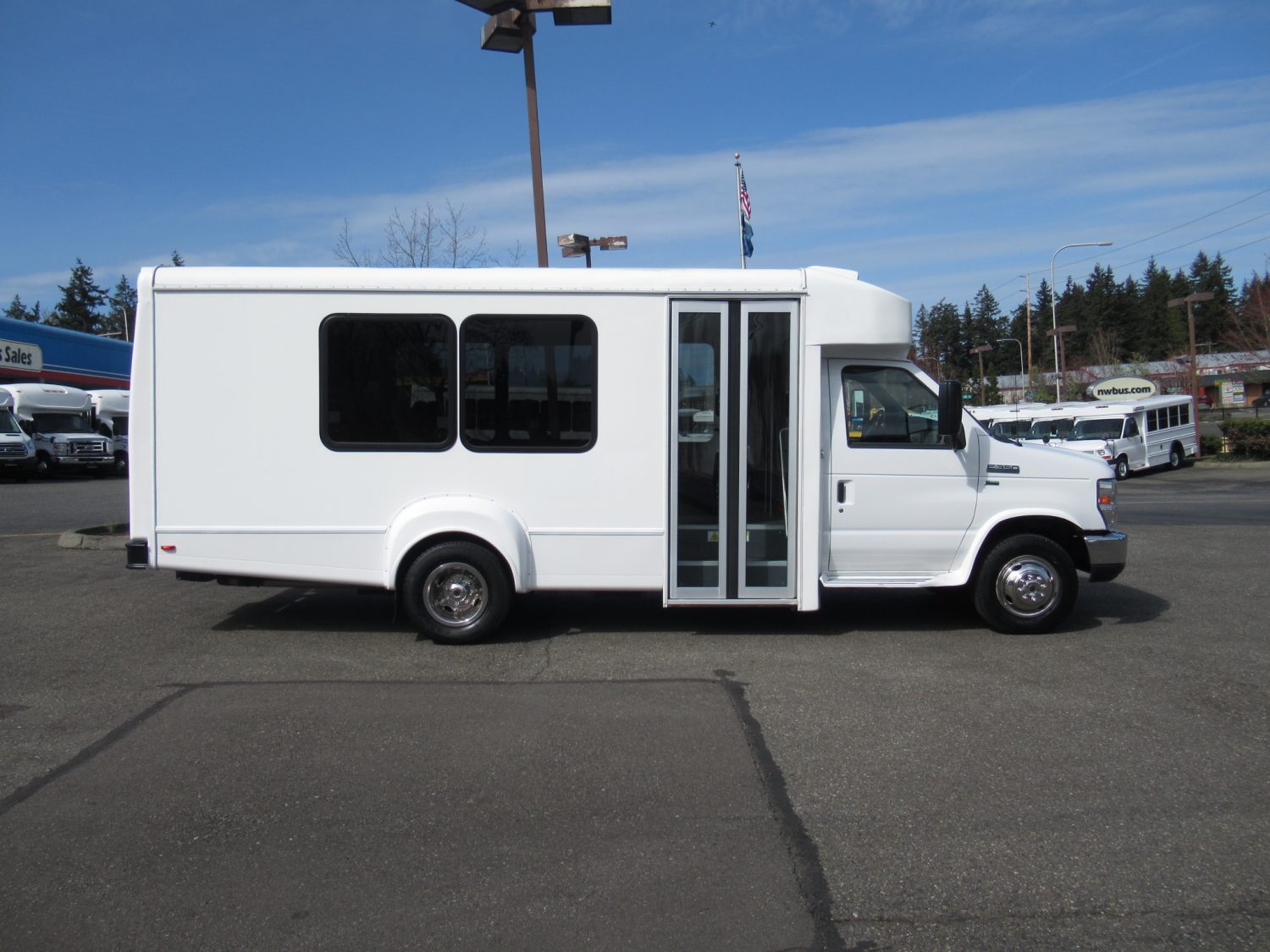 2015 Ford Goshen 14 Passenger + Rear Luggage Shuttle Bus - S27831 - Image 9