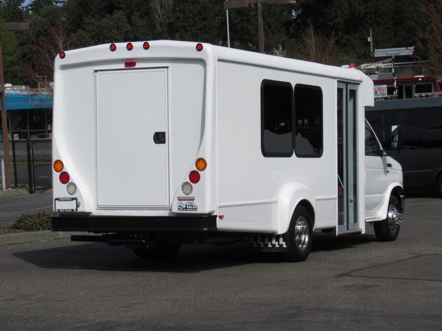 2015 Ford Goshen 14 Passenger + Rear Luggage Shuttle Bus - S27831 - Image 3