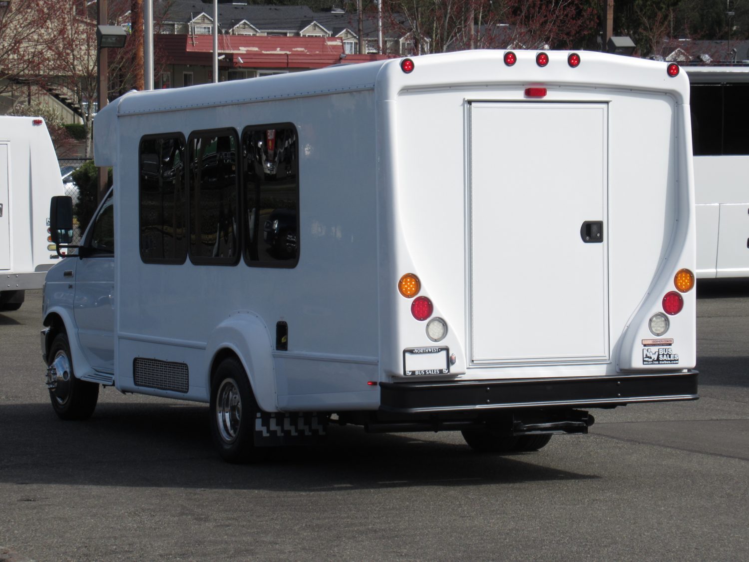 2015 Ford Goshen 14 Passenger + Rear Luggage Shuttle Bus - S27831 - Image 4