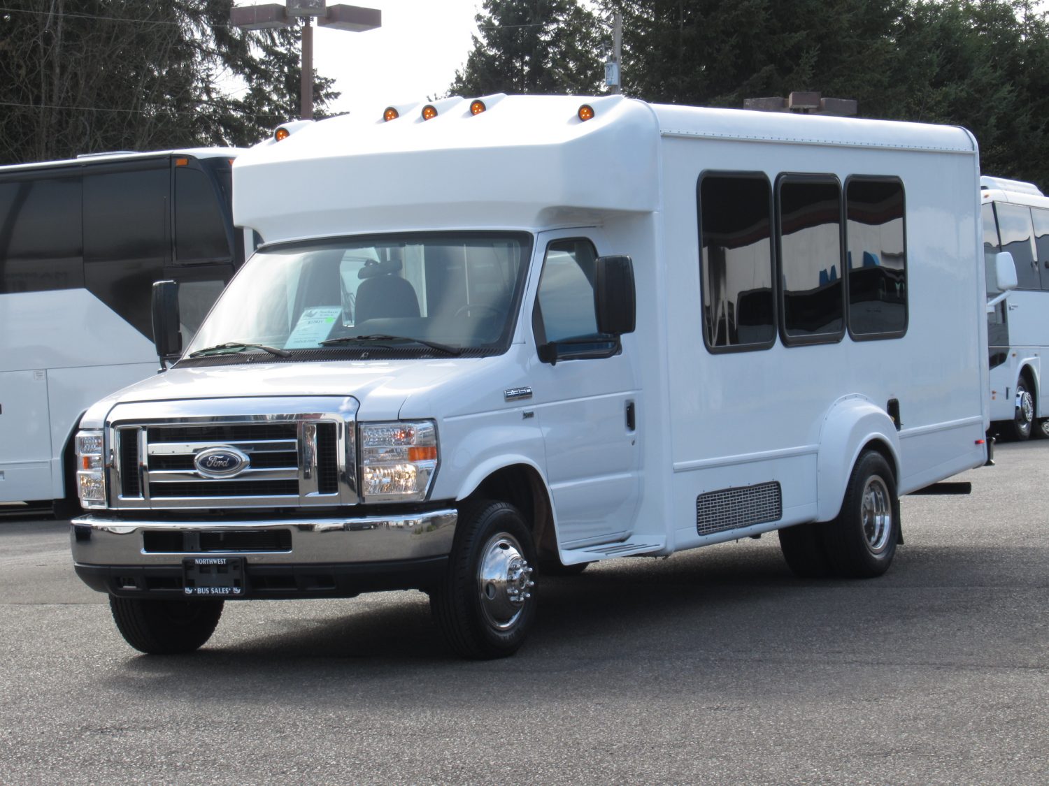 2015 Ford Goshen 14 Passenger + Rear Luggage Shuttle Bus - S27831 - Image 2