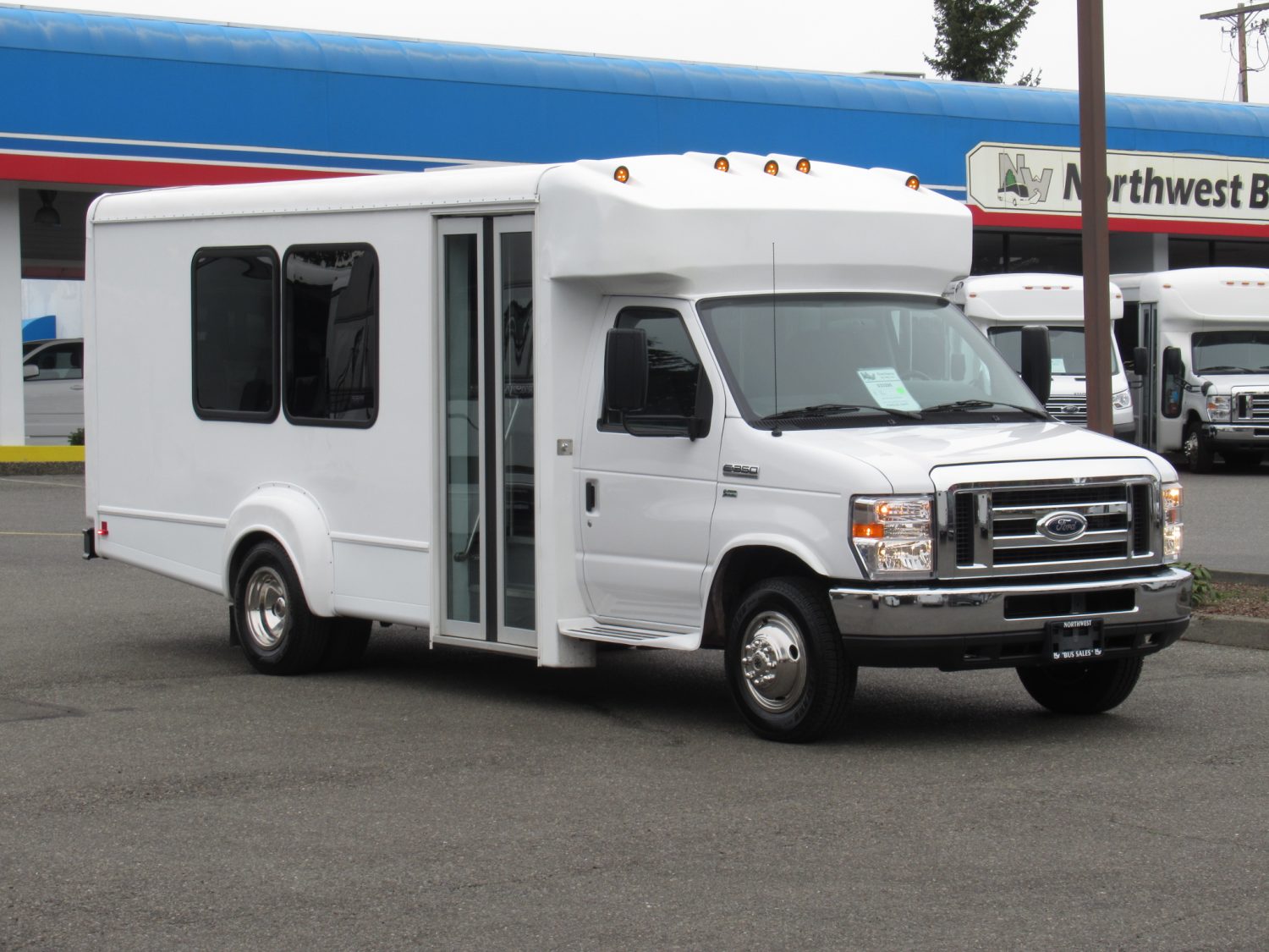 2016 Ford Goshen 14 Passenger + Rear Luggage Shuttle Bus - S33286