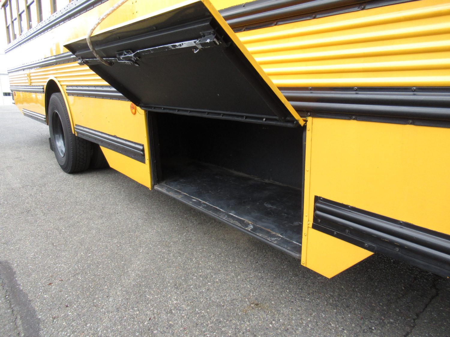 2002 Thomas Saf-T-Liner 84 Passenger School Bus - B22459 - Image 10