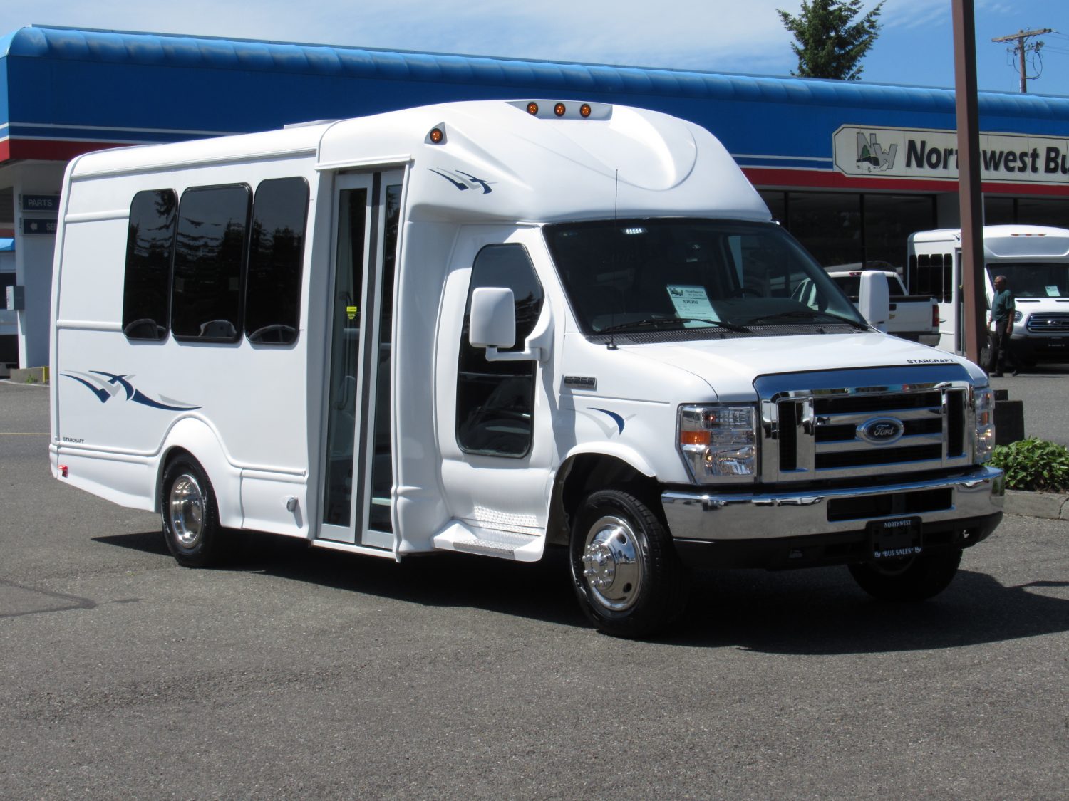 2019 Ford Starcraft Starquest - 14 Passenger w/Rear Luggage - S26202