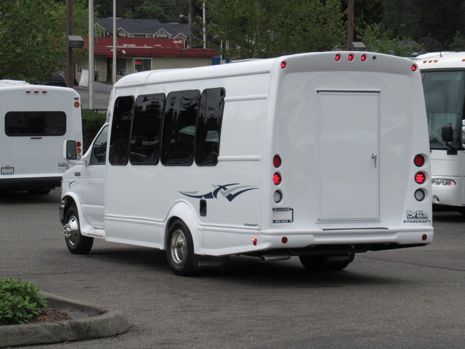 2022 Ford Starcraft Starquest - 14 Passenger w/Rear Luggage -21279 - Image 4