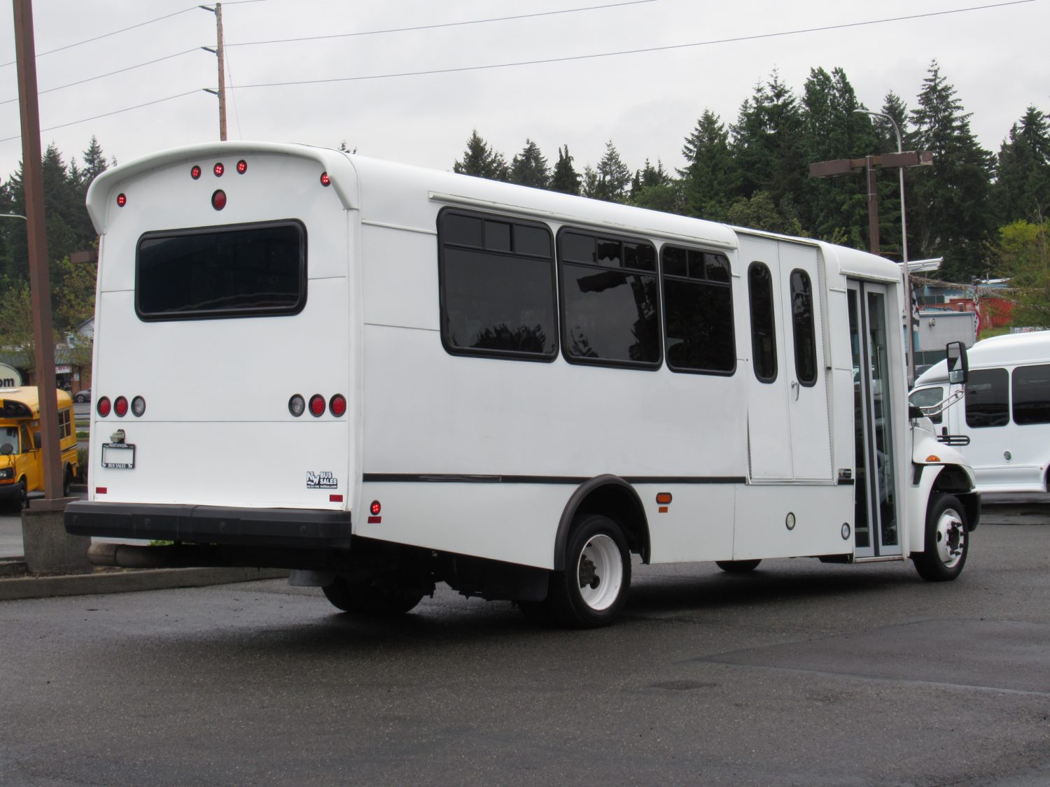 2011 IC Champion Defender 21 Passenger ADA Shuttle Bus - S54635 - Image 3