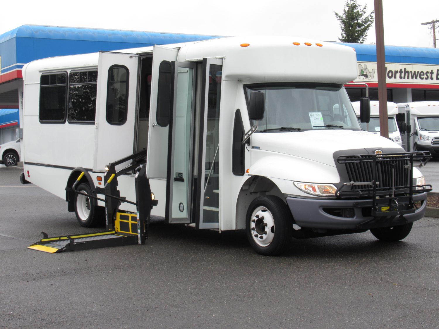 2011 IC Champion Defender 21 Passenger ADA Shuttle Bus - S54635