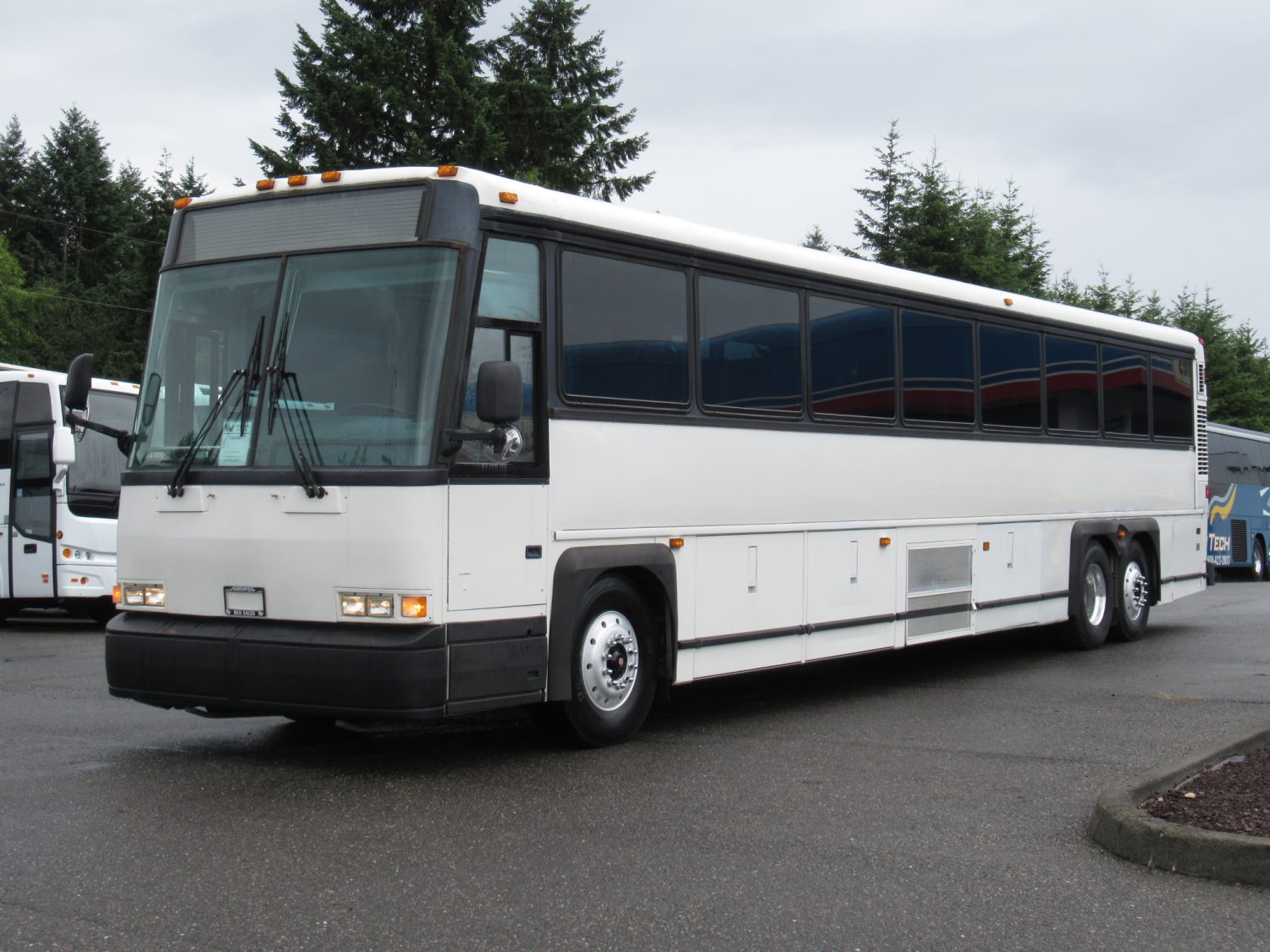 2002 MCI D4500 57 Passenger Motorcoach - C54385 - Image 2
