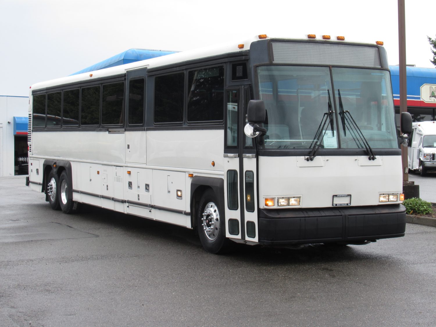 2002 MCI D4500 57 Passenger Motorcoach - C54385