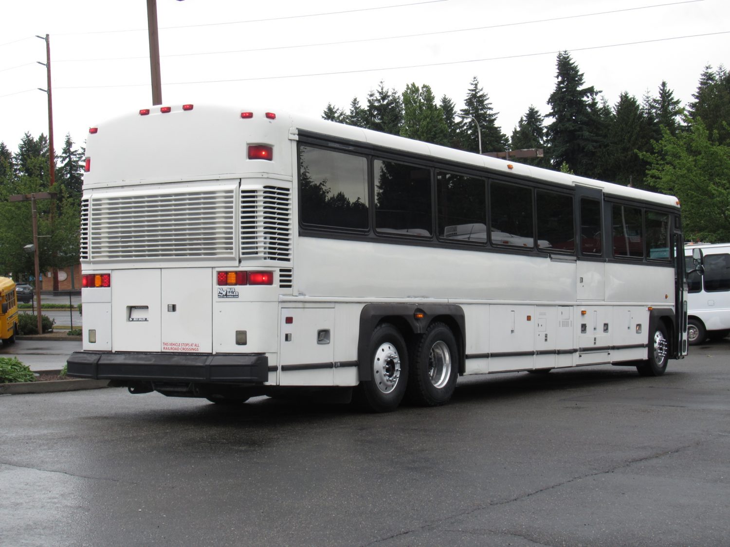 2002 MCI D4500 57 Passenger Motorcoach - C54385 - Image 3