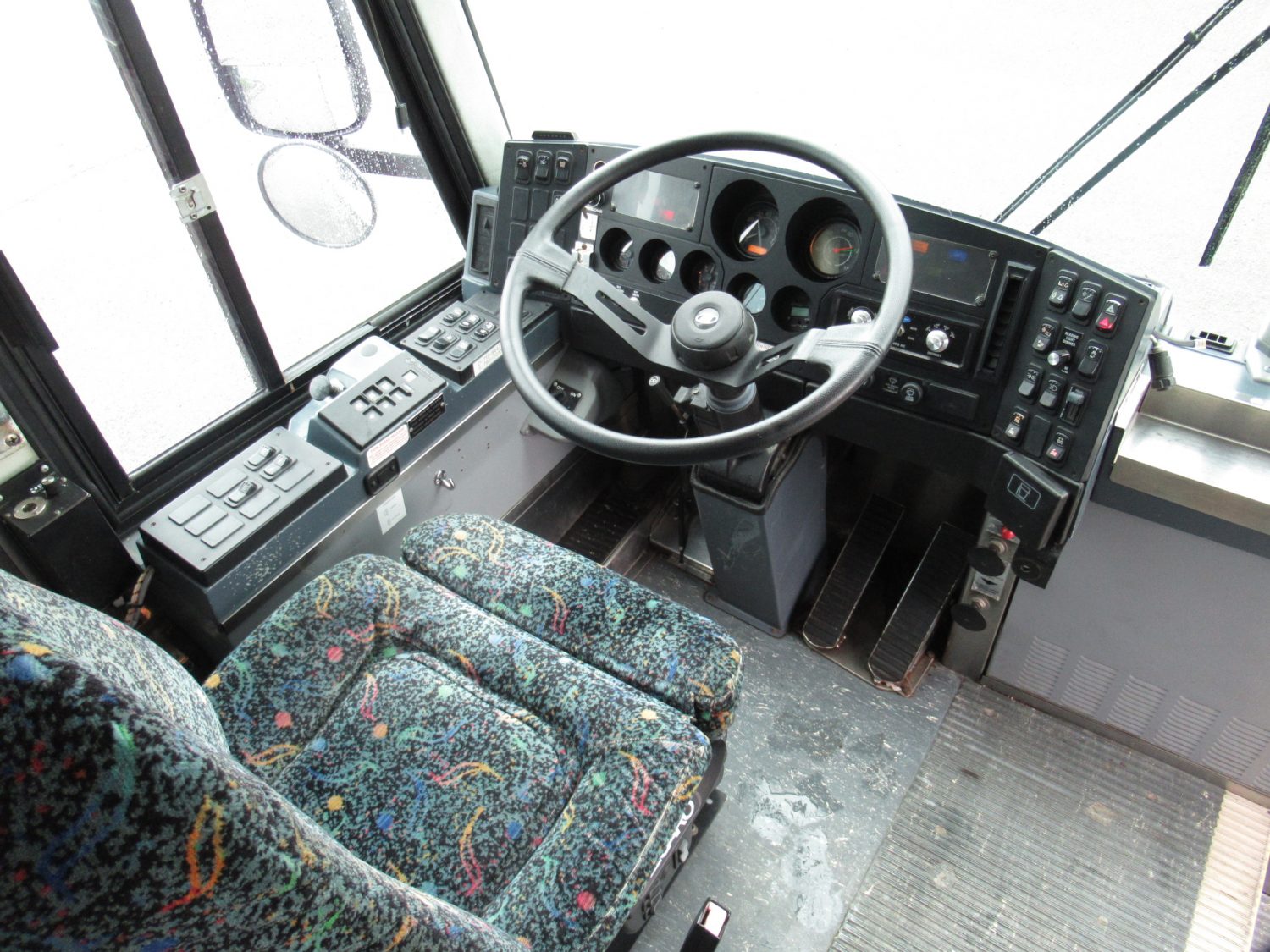 2002 MCI D4500 57 Passenger Motorcoach - C54385 - Image 5