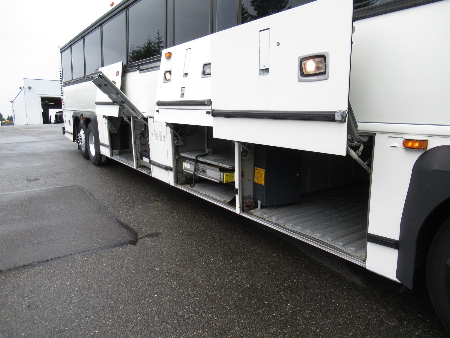 2002 MCI D4500 57 Passenger Motorcoach - C54385 - Image 10