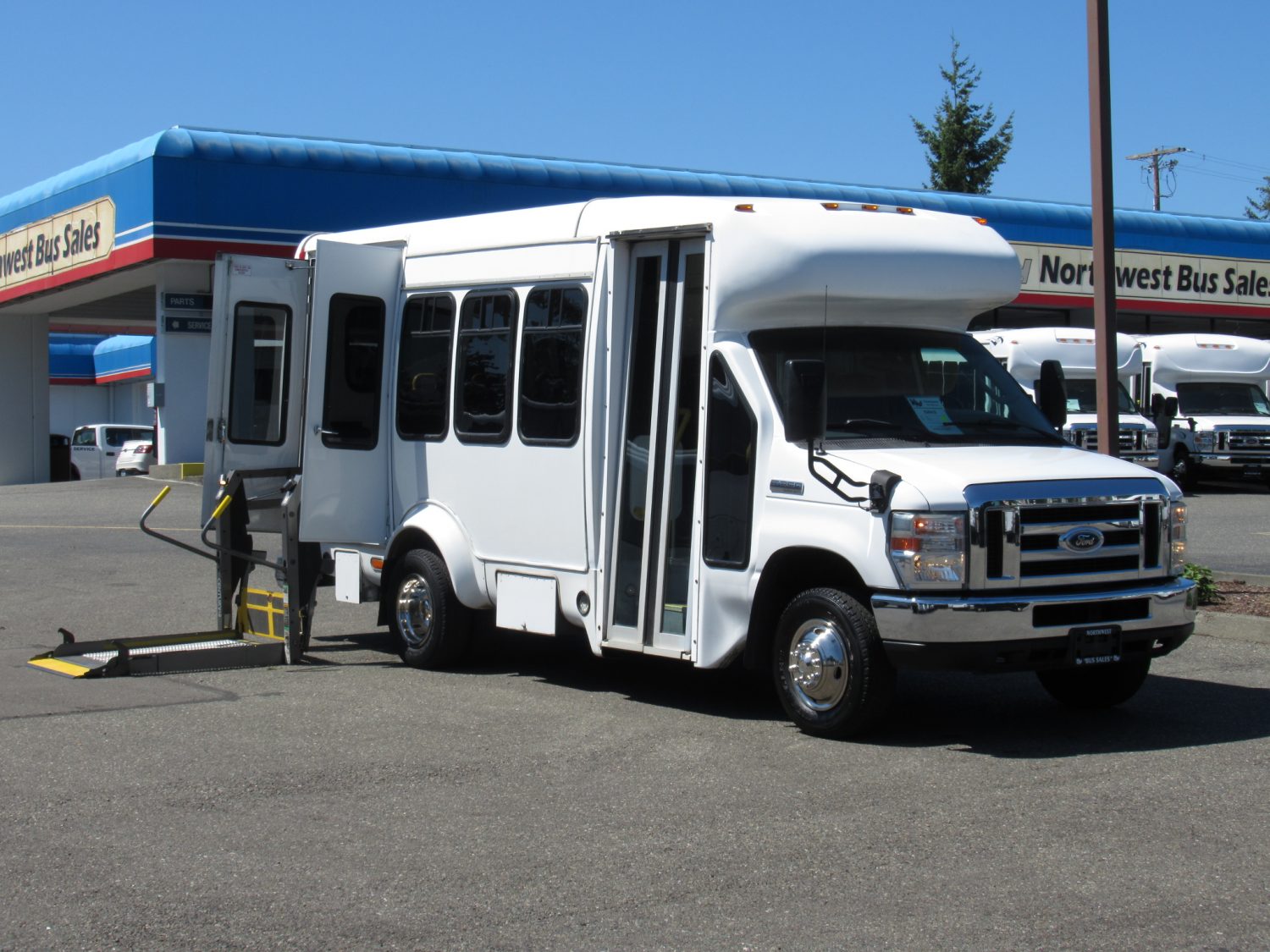2008 Ford Startrans 12 Passenger ADA Shuttle Bus - S26418