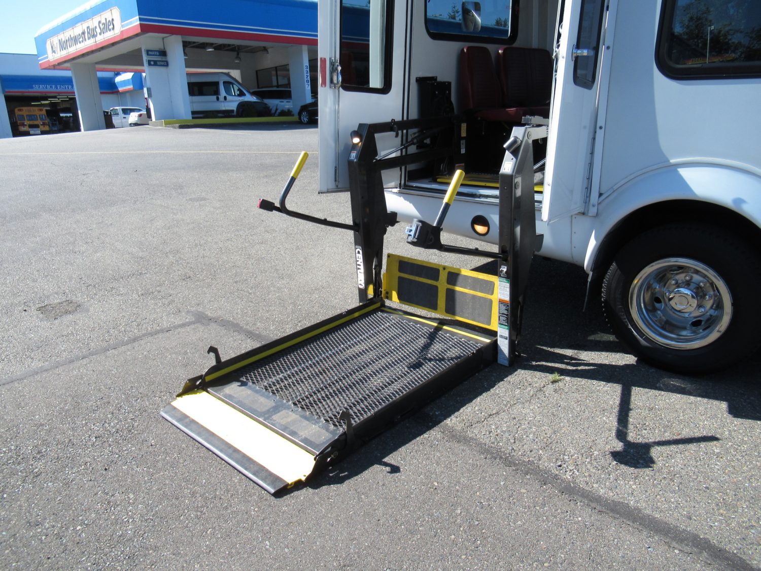 2006 Ford Startrans 11 Passenger ADA Shuttle Bus - S47502 - Image 12