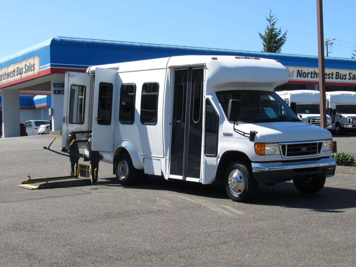 2006 Ford Startrans 11 Passenger ADA Shuttle Bus - S47502