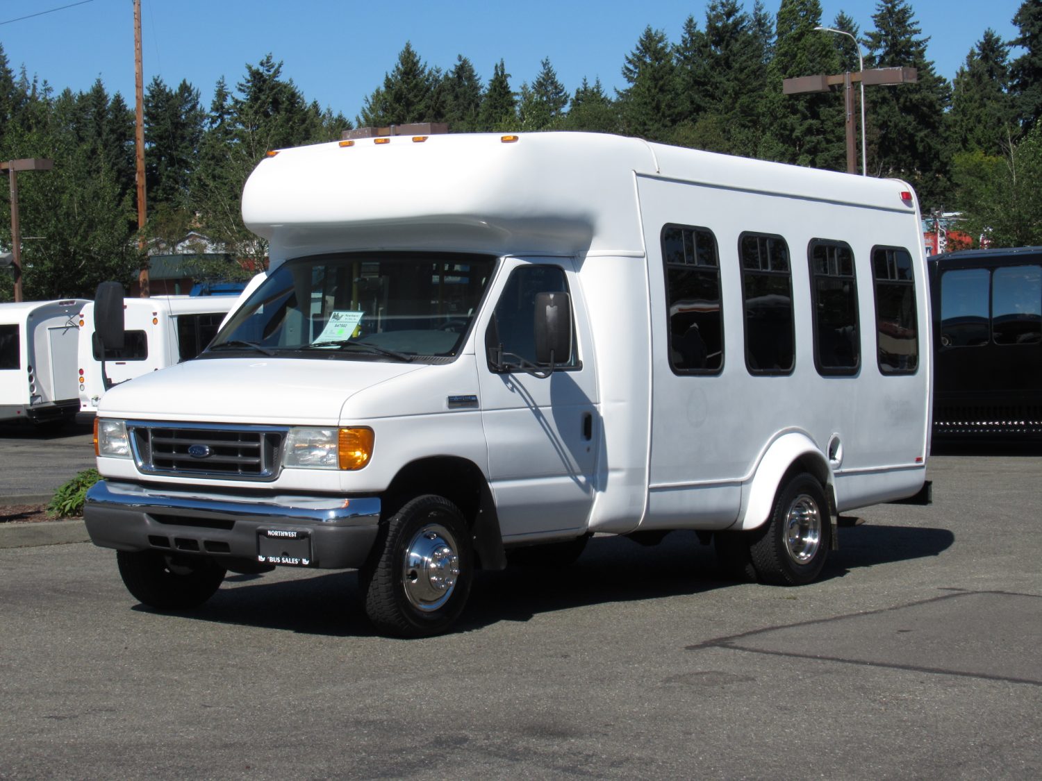 2006 Ford Startrans 11 Passenger ADA Shuttle Bus - S47502 - Image 2