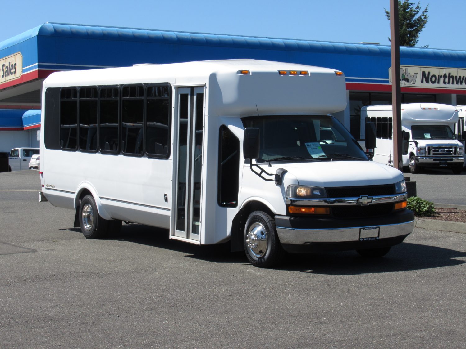 2011 Chevy Eldorado 21 Passenger + Rear Luggage Shuttle Bus - S77082