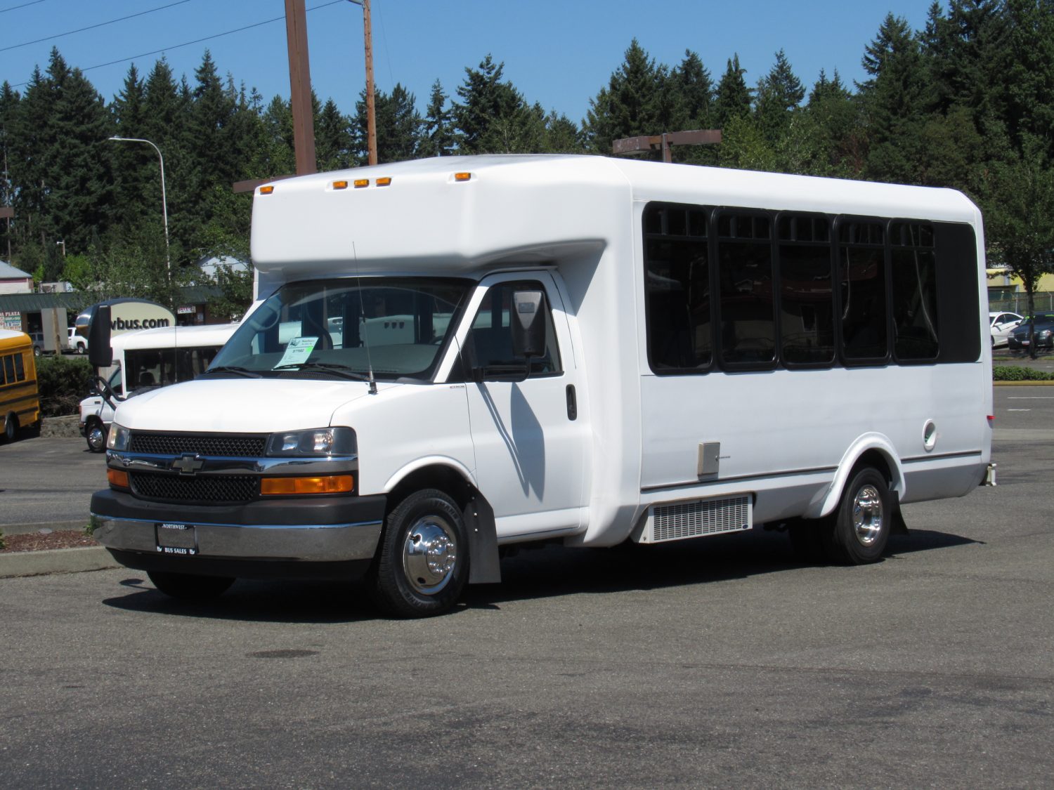 2011 Chevy Eldorado 21 Passenger + Rear Luggage Shuttle Bus - S77082 - Image 2