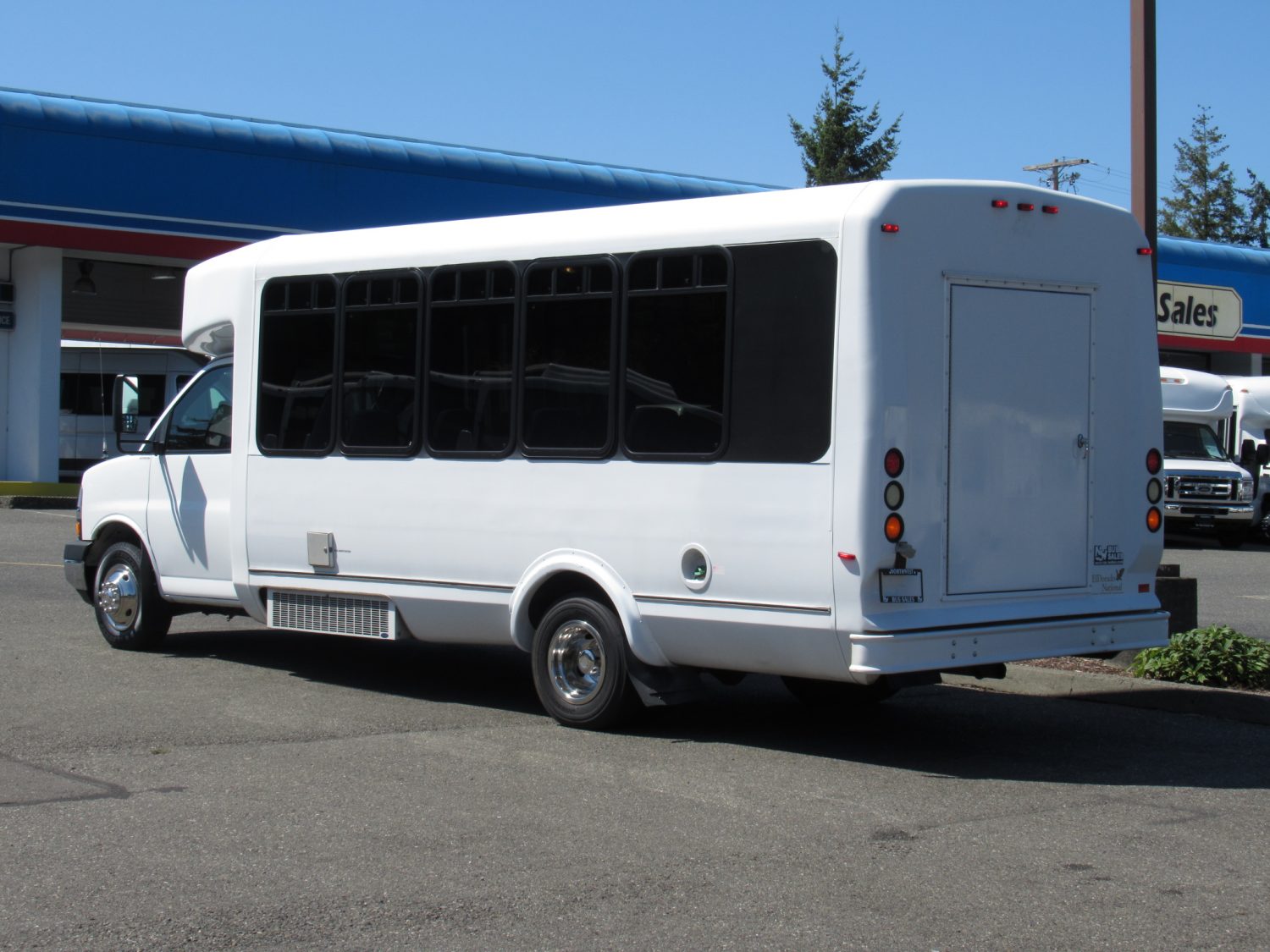 2011 Chevy Eldorado 21 Passenger + Rear Luggage Shuttle Bus - S77082 - Image 4