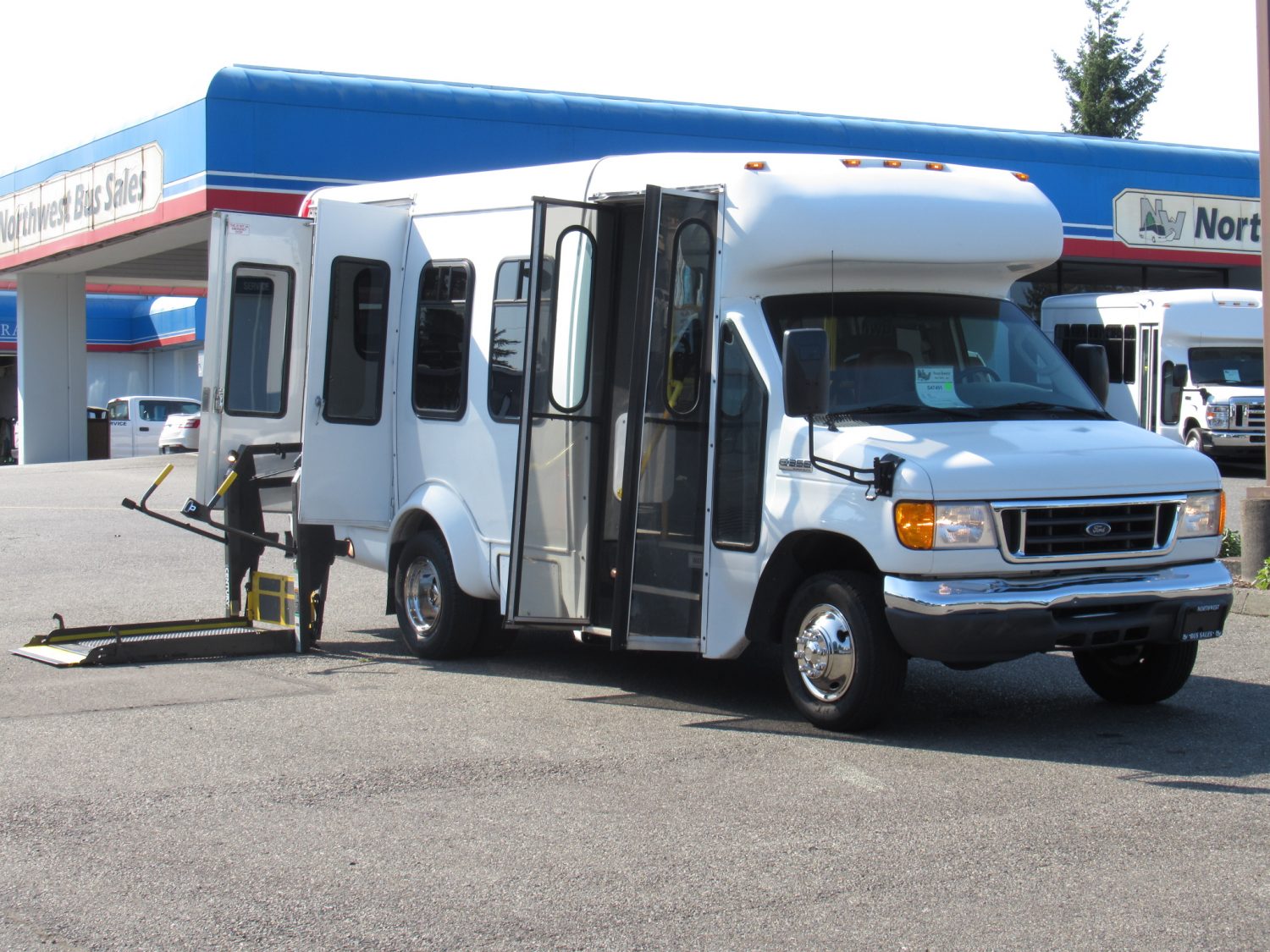 2006 Ford Startrans 11 Passenger ADA Shuttle Bus - S47491
