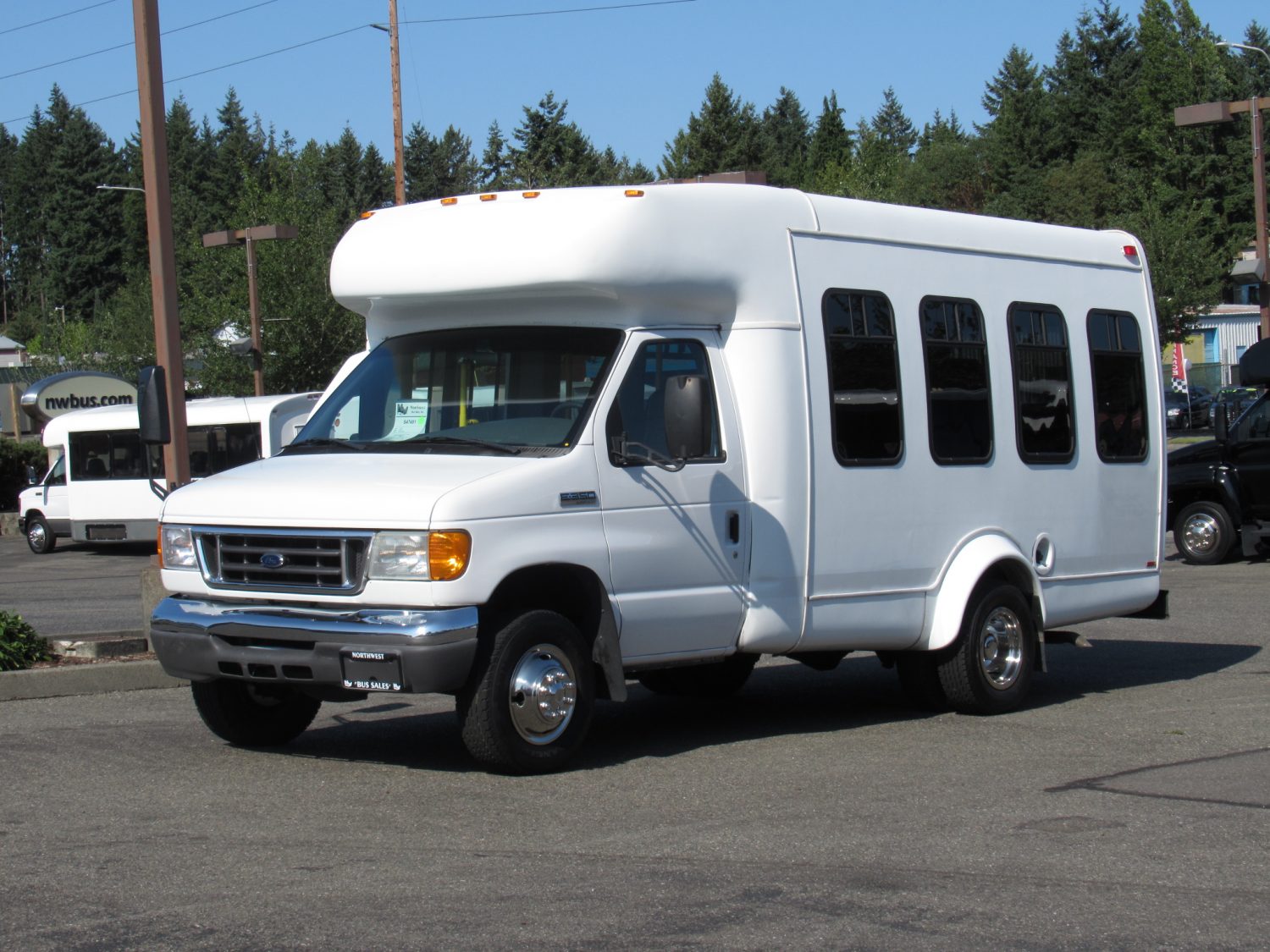 2006 Ford Startrans 11 Passenger ADA Shuttle Bus - S47491 - Image 2