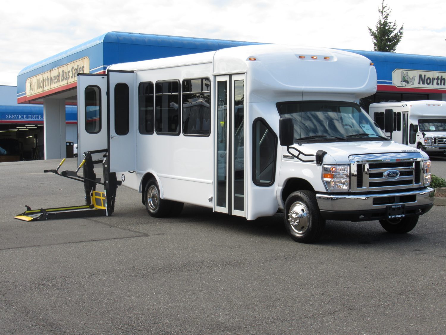 2019 Ford Starcraft Allstar 12 Passenger + 2 Wheelchairs Shuttle Bus - S21562