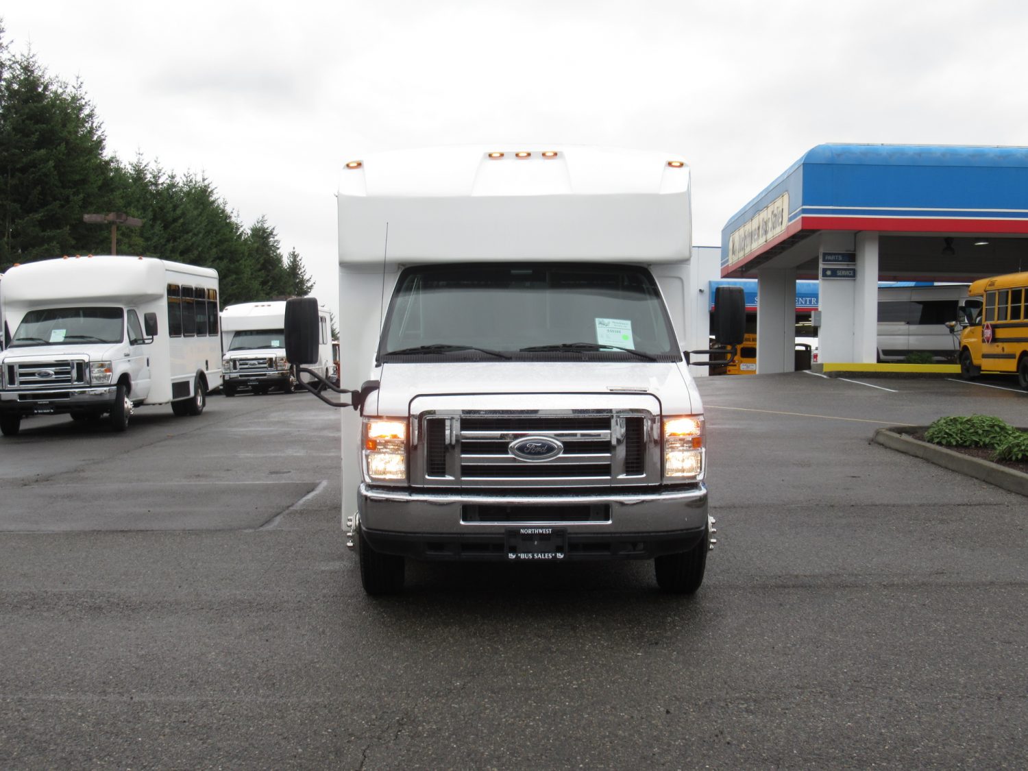 2016 Ford Goshen 25 Passenger + Rear Luggage Shuttle Bus - S50360 - Image 12