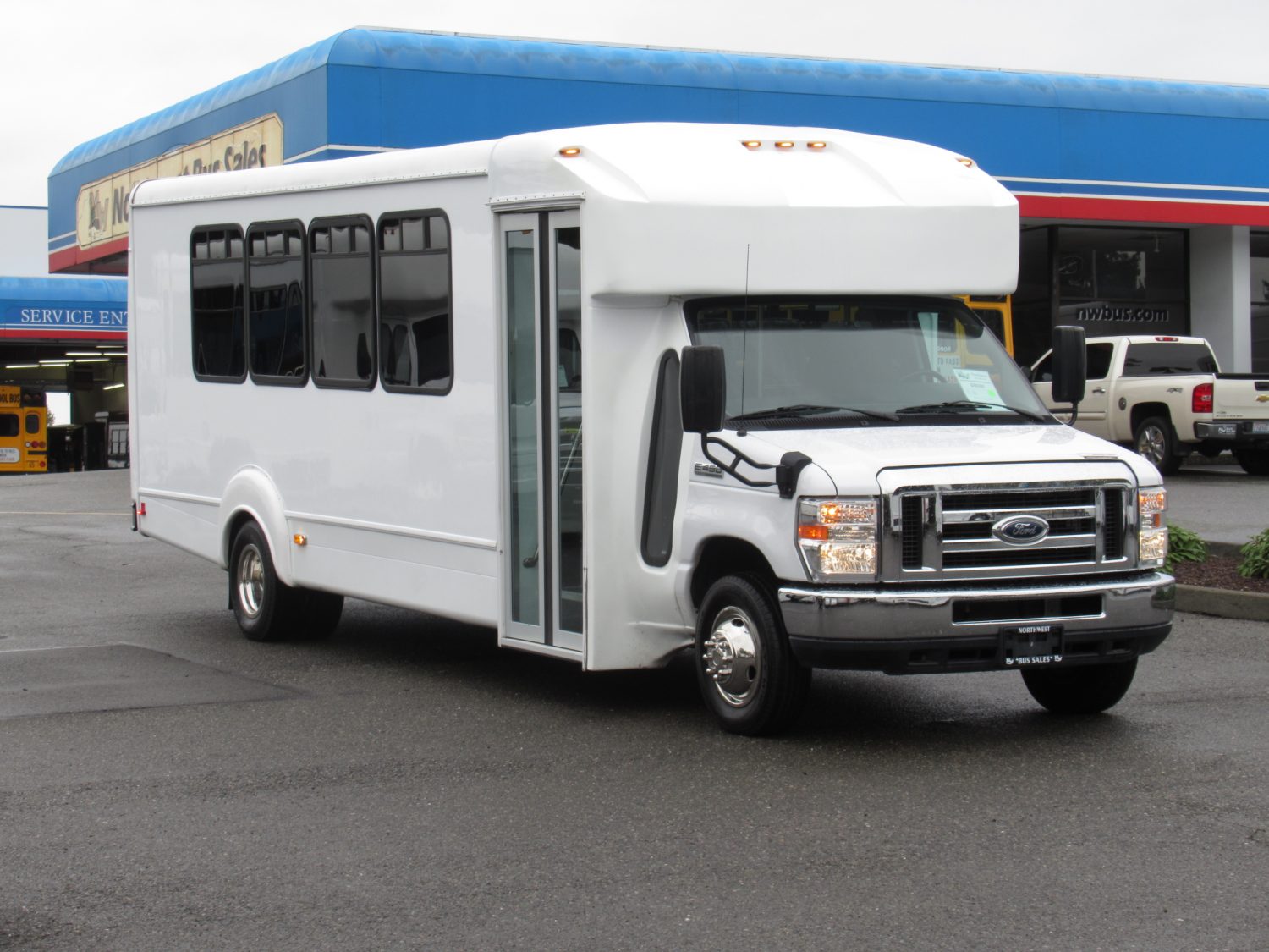 2016 Ford Goshen 25 Passenger + Rear Luggage Shuttle Bus - S50360