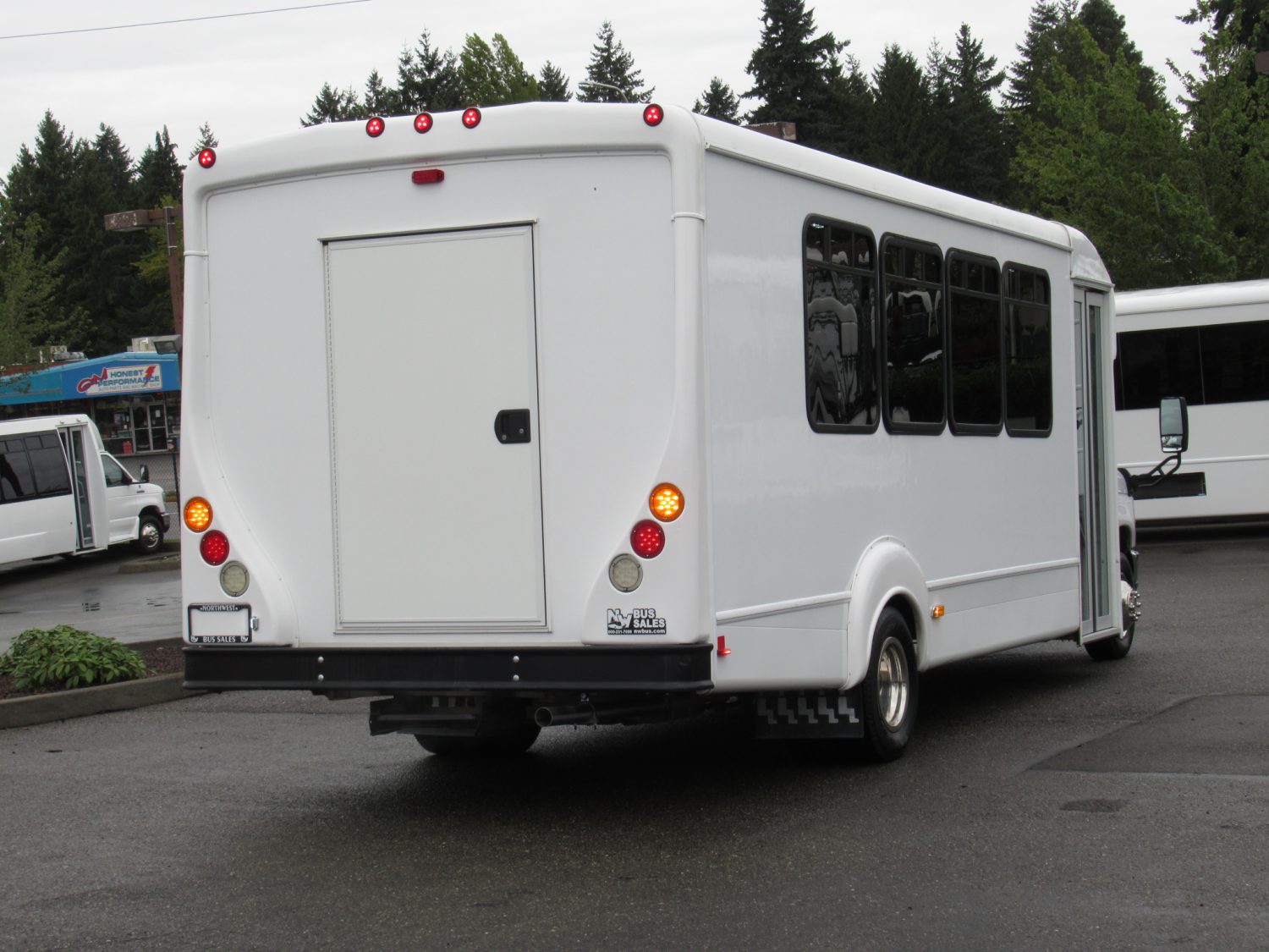 2016 Ford Goshen 25 Passenger + Rear Luggage Shuttle Bus - S50360 - Image 3