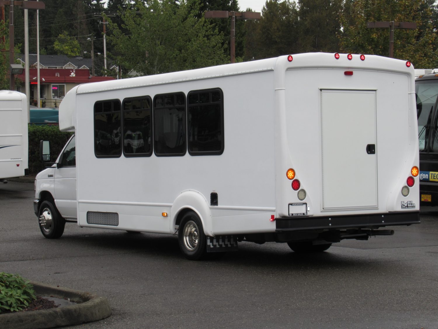 2016 Ford Goshen 25 Passenger + Rear Luggage Shuttle Bus - S50360 - Image 4